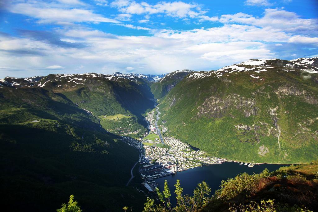 Øren Hotel Høyanger Buitenkant foto